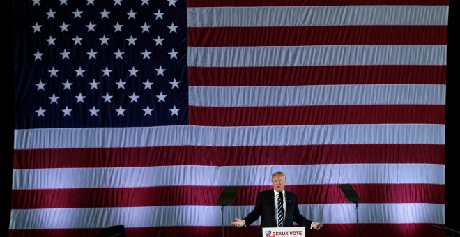 Donald Trump, presidente electo de los Estados Unidos, frente a una enorme bandera estadounidense en Lousiana, EEUU: / REUTERS