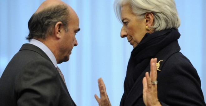 La directora gerente del FMI, Christine Lagarde, conversa con el ministro de Economía, Luis de Guindos, enuna reunióm del Eurogrupo en Bruselas. AFP/JOhn Thys