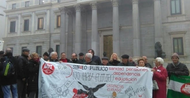 Jubilados protestan ante las puertas del Congreso por las pensiones / EUROPA PRESS