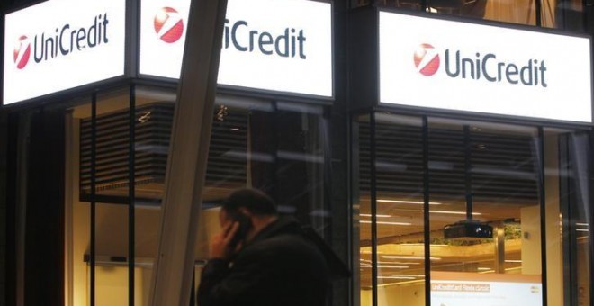 Un hombre habla por su móvil cerca de las oficina del banco UniCredit en Milan. REUTERS