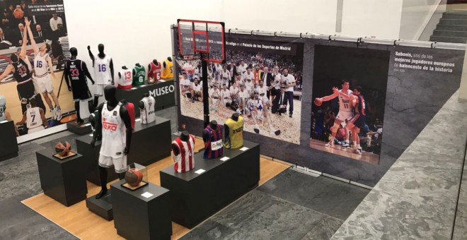 Zona dedicada al baloncesto en el Museo del Deporte en su paso por Sevilla.