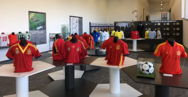 Muestra de la evolución de la camiseta de la selección española de fútbol en el Museo del Deporte.