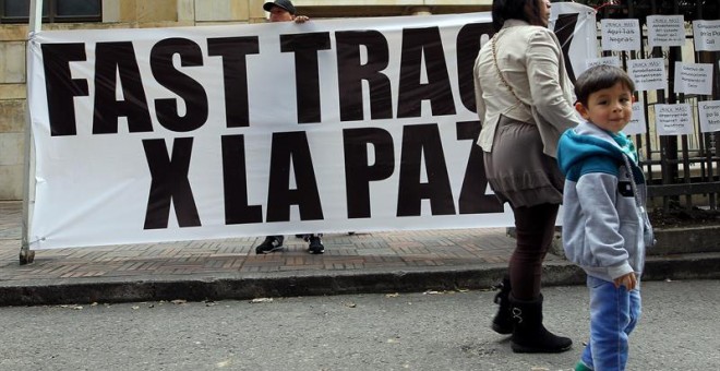 Personas de diversas organizaciones realizan una manifestación pacífica frente al Palacio de Justicia en Bogotá para exigir a la Corte Constitucional la aprobación del 'fast track'. - EFE