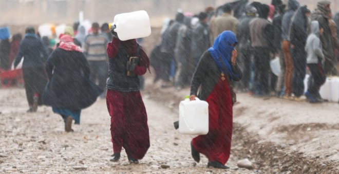 Iraquíes desplazados en el campamento de Khazer. - REUTERS