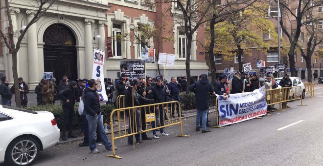 Fotografía facilitada por el Sindicato Unificado de Policía (SUP) de la concentración que ha llevado a cabo hoy ante las sedes de las jefaturas superiores, las comisarías del cuerpo y la Dirección General, para urgir a ésta a que convoque una reunión par