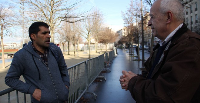 Khudaidad Abdulrahimzai, refugiat afganès, parla amb el seu professor de francès, Gilles Stermann. ANNA PALOU