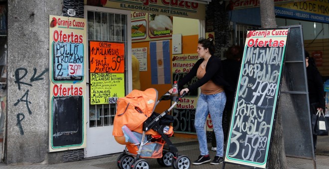 El Gobierno de Buenos Aires prohíbe los 'piropos gratuitos' y las fotografías no consentidas, de los cuales son víctimas el 97% de las mujeres del país. REUTERS