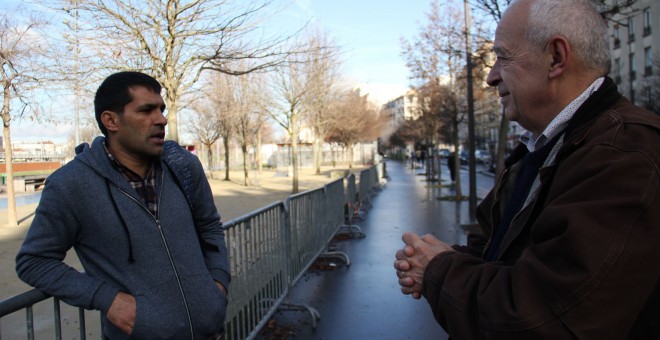 Khudaidad Abdulrahimzai, refugiado afgano, habla con su profesor de francés, Gilles Stermann. ANNA PALOU