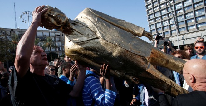 La estatua satírica contra el primer ministro Benjamin Netanyahu, derruida . REUTERS