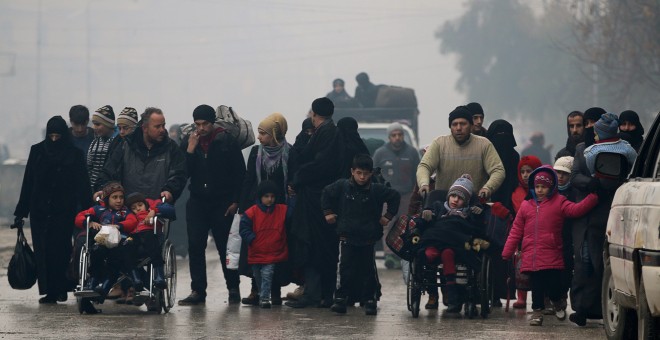 Un grupo de personas huye del este de Alepo. REUTERS
