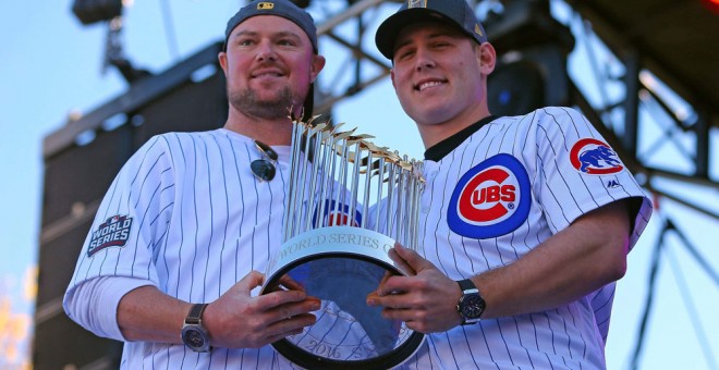 Los 'cachorros' Jon Lester y Anthony Rizzo con el trofeo de campeones. /CORDON PRESS