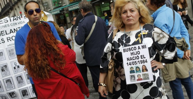 Familiares de bebés robados se concentran en la Puerta del Sol de Madrid.- EFE
