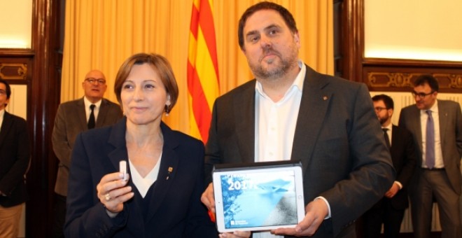 Junqueras entrega a Carme Forcadell el projecte de pressupostos del govern. PARLAMENT