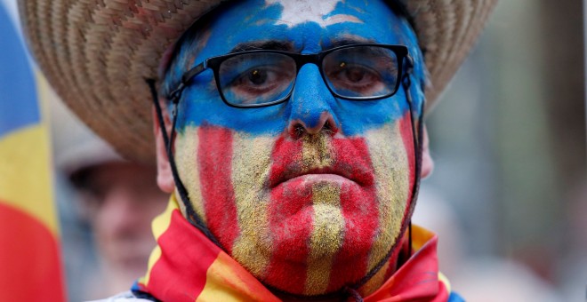 Una de las personas, con la cara pintada con los colores de la estelada, que ha acudido a apoyar a la presidenta del Parlament, Carme Forcadell, en su declaración en el Tribunal Superior de Justicia de Catalunya. REUTERS/Albert Gea