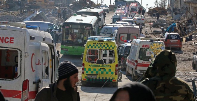 Ambulancias y autobuses evacuan a civiles y rebeldes de la parte este de Alepo, Siria. / REUTERS