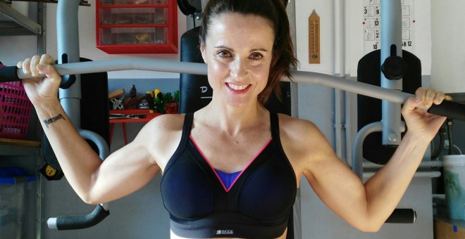Sandra Corcuera entrenando los músculos dorsales en el gimnasio.
