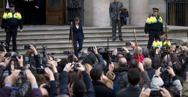 La presidenta del Parlament, Carme Forcadell, a su salida del Tribunal Superior de Justicia de Catalunya, tras declarar como investigada por desobedecer al Tribunal Constitucional. EFE/Quique García