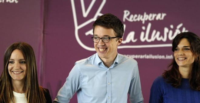 El dirigente de Podemos Íñigo Errejón, c., que lidera el grupo 'Recuperar la ilusión', en el acto celebrado hoy en el Circulo de Bellas en el que presentó las propuestas de esta corriente de Podemos de cara a la asamblea nacional de este partido que se c