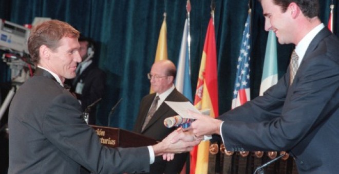 Alberto Juzdado al recibir el Premio Príncipe de Asturias de don Felipe en 1997.