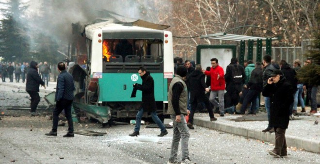 Inicio del rescate de las víctimas del atentado con coche bomba perpetrado este sábado en Kayseri (Turquía) al paso de un autobús. TURAN BULUT/ IHLAS NEWS AGENCY/ REUTERS
