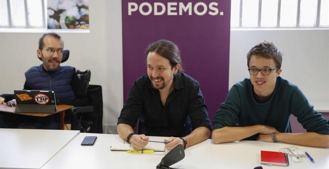 El secretario general de Podemos, Pablo Iglesias en el centro de la imagen junto a Íñigo Errejón y Pablo Echenique durante la reunión del consejo ciudadano de este sábado. EFE/Paco Campos