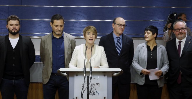 Lourdes Ciuró (PDeCAT), acompañada de representantes de ERC, En Comú Podem, PNV y Bildu. / KIKO HUESCA (EFE)