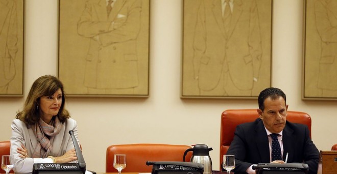 El presidente de la Comisión de Interior, Rafael Merino López, y la vicepresidenta primera, Ana María Botella, en el Congreso de los Diputados. EFE/Javier Lizón