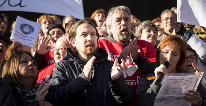 El secretario general de Podemos, Pablo Iglesias, durante la concentración llevada a cabo hoy para protestar contra la precariedad laboral a las puertas del Hospital 12 de Octubre de Madrid, donde también han estado otros dirigentes de la formación y miem