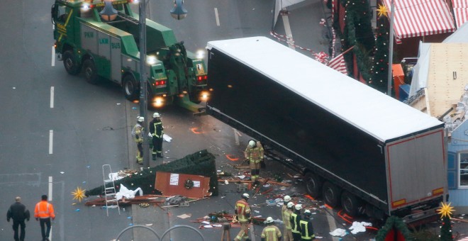 Una vista aérea del camión que arrolló un mercado navideño en Berlín. REUTERS