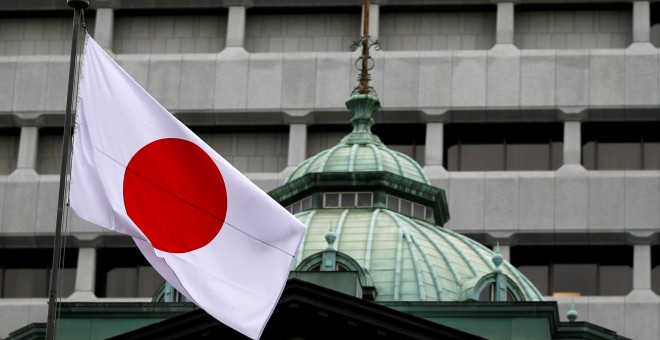 La bandera de Japón en lo alto del edificio del Banco de Japón (BoJ, en sus siglas en inglés), en Tokio. REUTERS/Toru Hanai/File Photo