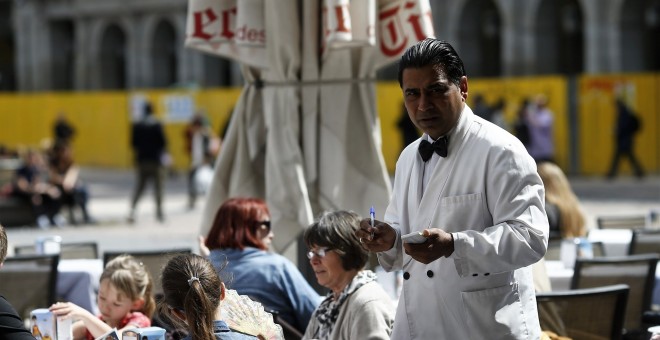 Un camarero atiende una terraza de un bar en el centro de Madrid. E.P.