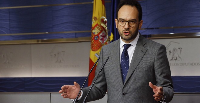 El portavoz del PSOE, Antonio Hernando, durante las declaraciones que ha realizado tras la reunión de la Junta de Portavoces, esta mañana en el Congreso de los Diputados. EFE/Fernando Alvarado