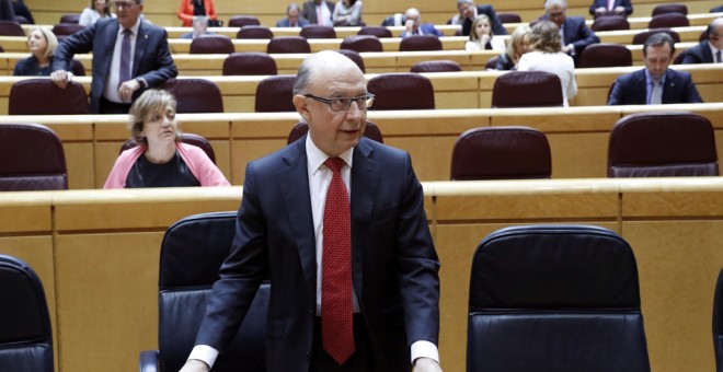 El ministro de Hacienda Cristóbal Montoro, a su llegada al pleno del Senado que debate sobre el techo de gasto para 2017. EFE/Zipi