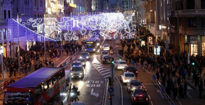 Imagen de la Gran Vía de noche con los cortes de tráfico y las vallas que separan a los peatones.