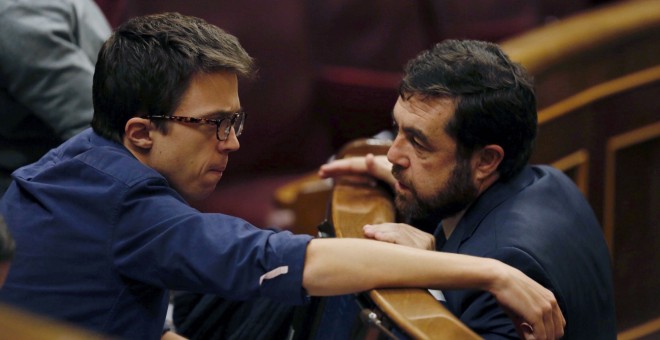 El número dos de Podemos, Íñigo Errejón, conversa con el portavoz suplente de Ciudadanos en el hemiciclo, Miguel Ángel Gutiérrez, durante el pleno del Congreso. EFE/Javier Lopez