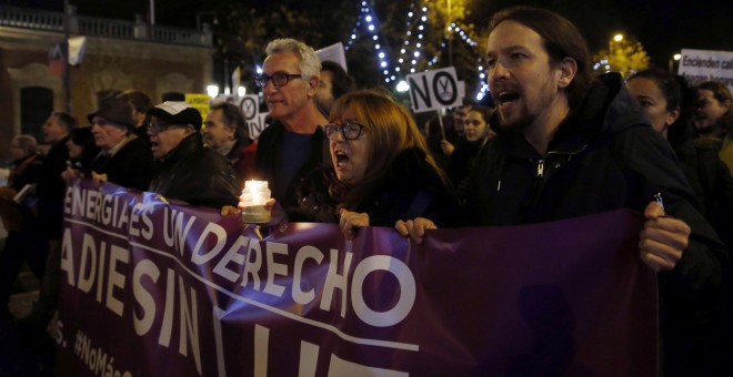El líder de Podemos, Pablo Iglesias, asiste a la manifestación que la plataforma #NoMásCortesDeLuz ha convocado en Madrid, contra la pobreza energética. EFE/Kiko Huesca