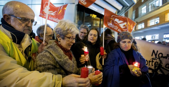 Un momento de la concentración que ha reunido a medio centenar de personas en Zaragoza, para secundar la convocatoria nacional 'No más cortes de luz'. EFE/Javier Cebollada