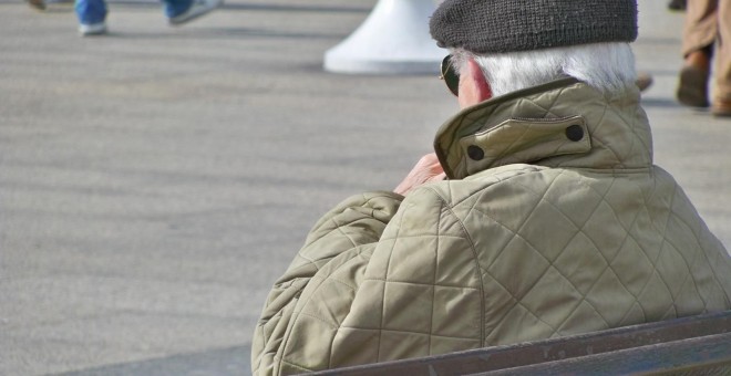 Un pensionista sentado en un banco en Madrid. E.P.