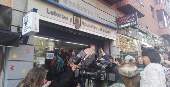 Así está el exterior de la administración de Loteria de Madrid que ha vendido el Gordo. /SANDRA RODRÍGUEZ