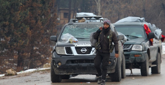 Un combatiente rebelde durante su evacuación del este de la ciudad de Alepo, ya en manos del régimen sirio.-REUTERS/Ammar Abdullah