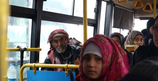 Población chií durante su evacuación en autobuses de la ciudad siria de Alepo.- REUTERS