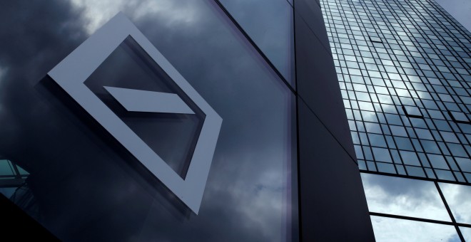El logo del Deutsche Bank adorna la entrada del rascacielos de Fráncfort donde tiene su sede el primer banco alemán. REUTERS/Ralph Orlowski