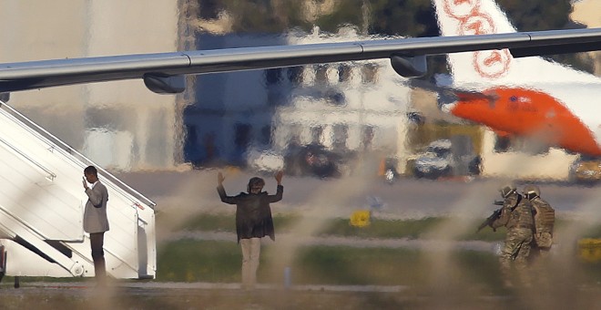 Momento en el que los militares se acercan a los dos secuestradores del avión libio. /REUTERS