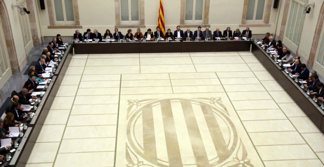 Vista general del Auditorio del Parlament de Catalunya que acoge una cumbre para planificar los pasos a dar hacia la convocatoria de un referéndum sobre la independencia para 2017, a la que el presidente de la Generalitat, Carles Puigdemont, ha invitado a