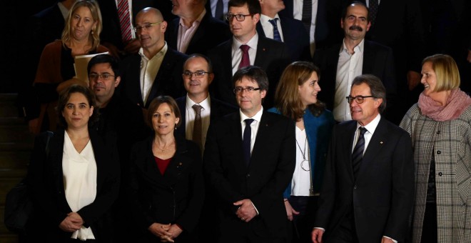 (De i a d, primera fila) La alcaldesa de Barcelona, Ada Colau; la presidenta del Parlament, Carme Forcadell; el presidente de la Generalitat, Carles Puigemont; la coordinadora general del PEdCAT Marta Pascal; el expresidente de la Generalitat Artur Mas, y