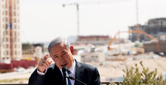 El primer ministro israelí, Benjamin Netanyahu, ofrece un discurso junto al asentamiento judío de Jabal Abu Ghneim, en Cisjordania. - REUTERS