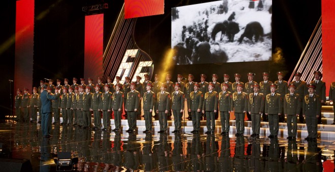 Los cantantes y los miembros de la orquesta del Coro del Ejército Rojo, también conocido como el Conjunto Alexandrov, en un concierto en  Moscú el pasado marzo. REUTERS / Stringer