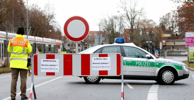 La Policía alemana corta una calle del centro de la ciudad  de Augsburgo, tras la evacuación por el descubrimiento de una bomba de la Fuerza Aérea Británica de 1,8 toneladas de la Segunda Guerra Mundial. REUTERS / Michaela Rehle