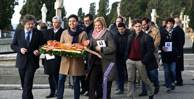 Los dirigentes de Demòcrates de Catalunya, Antoni Castellà y Núria de Gispert, durante la ofrenda floral de su partido en la tumba del president Francesc Macià, con motivo del 83º aniversario de su muerte. EFE/Toni Albir