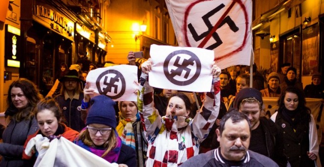 Manifestantes protestan contra los resultados electorales del partido neo nazi  Kotleba-Partido del Pueblo Nuestra Eslovaquia. - AFP